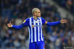 c7关于赛前休斯敦火箭调整名单以备葡超；防线松动环节打磨；球迷炸锅；团队化学反应显著的信息